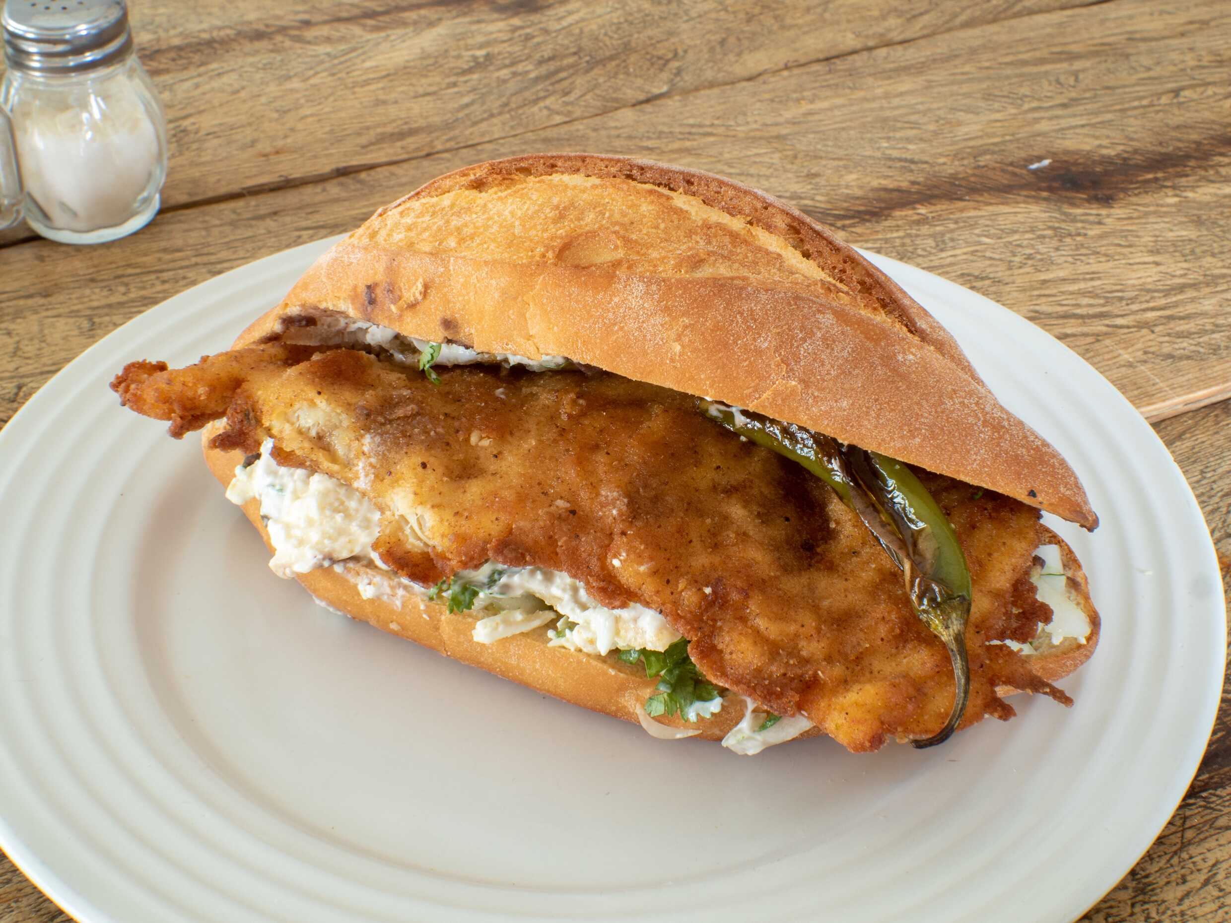 Torta c/chilaquiles con asada