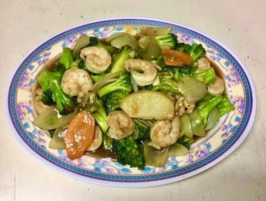 54. Camarones con Verduras en Salsa 虾小炒