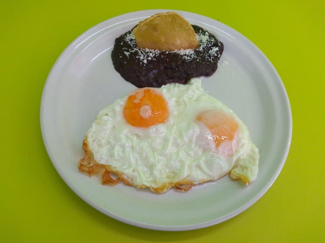 Huevos Estrellados con Frijoles Refritos