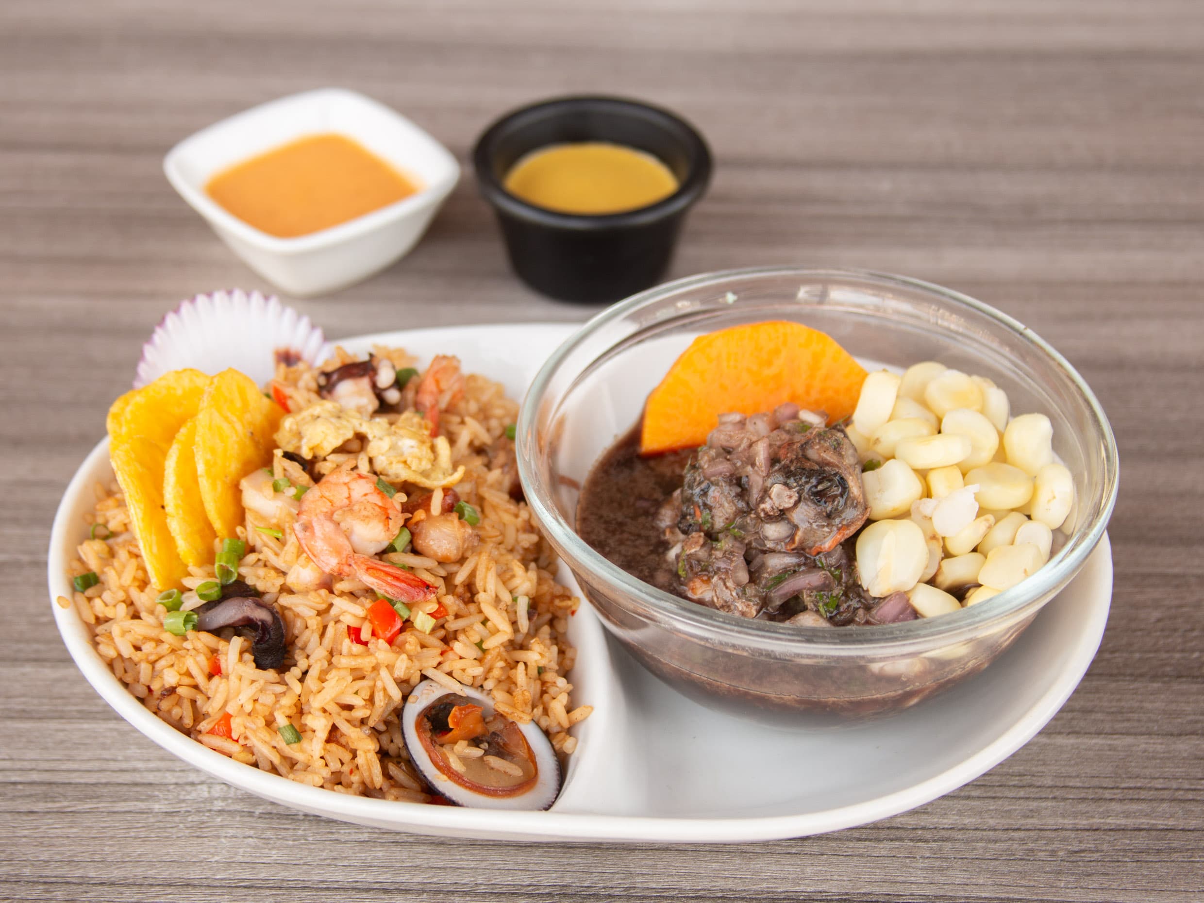 Arroz Chaufa de Mariscos y Conchas Negras