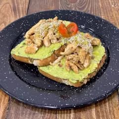 Avo Toast con Pollo