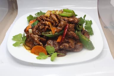 Carne de Res Picante y Un Rollo Primavera