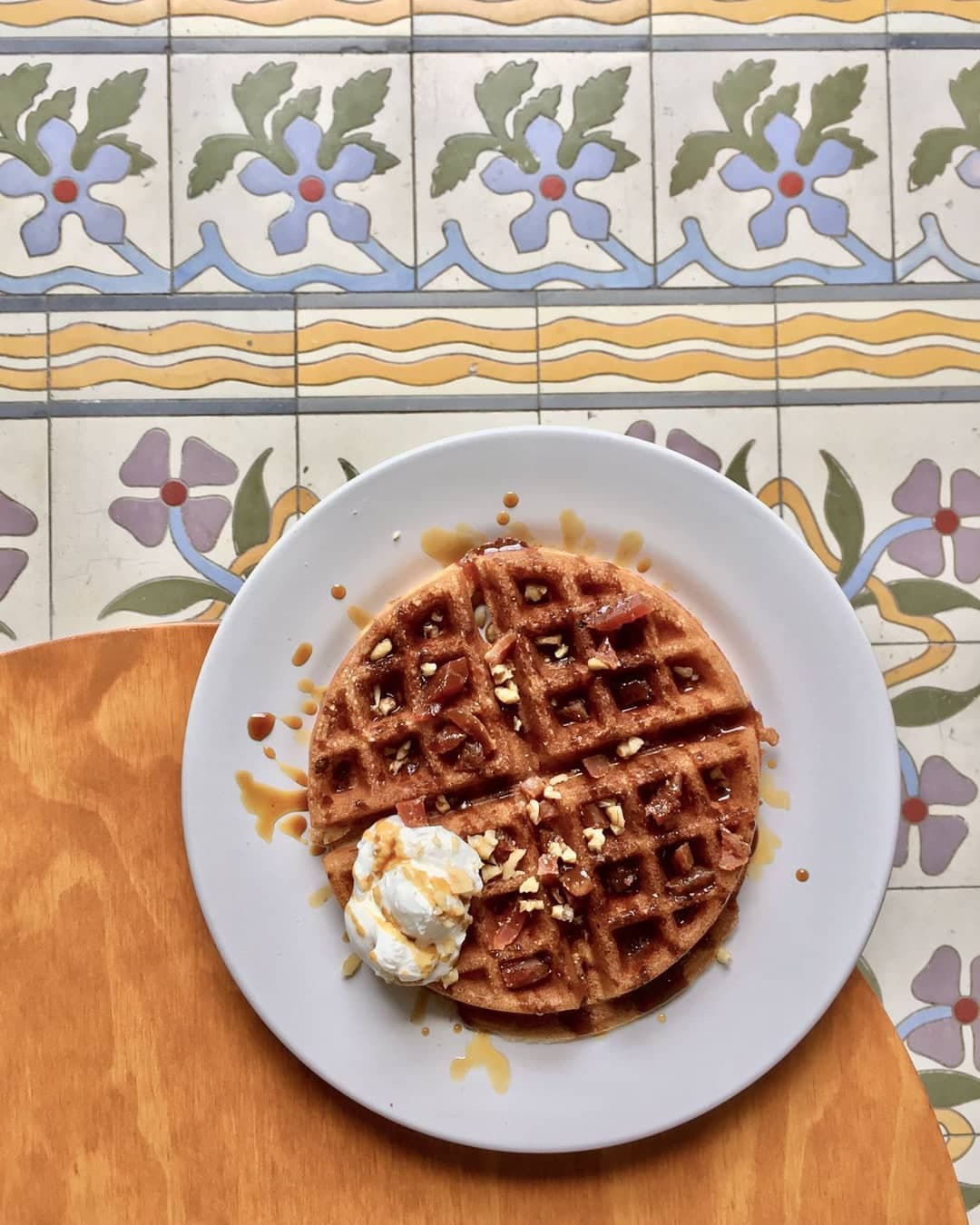 Waffles Lulú + Frappe Chai