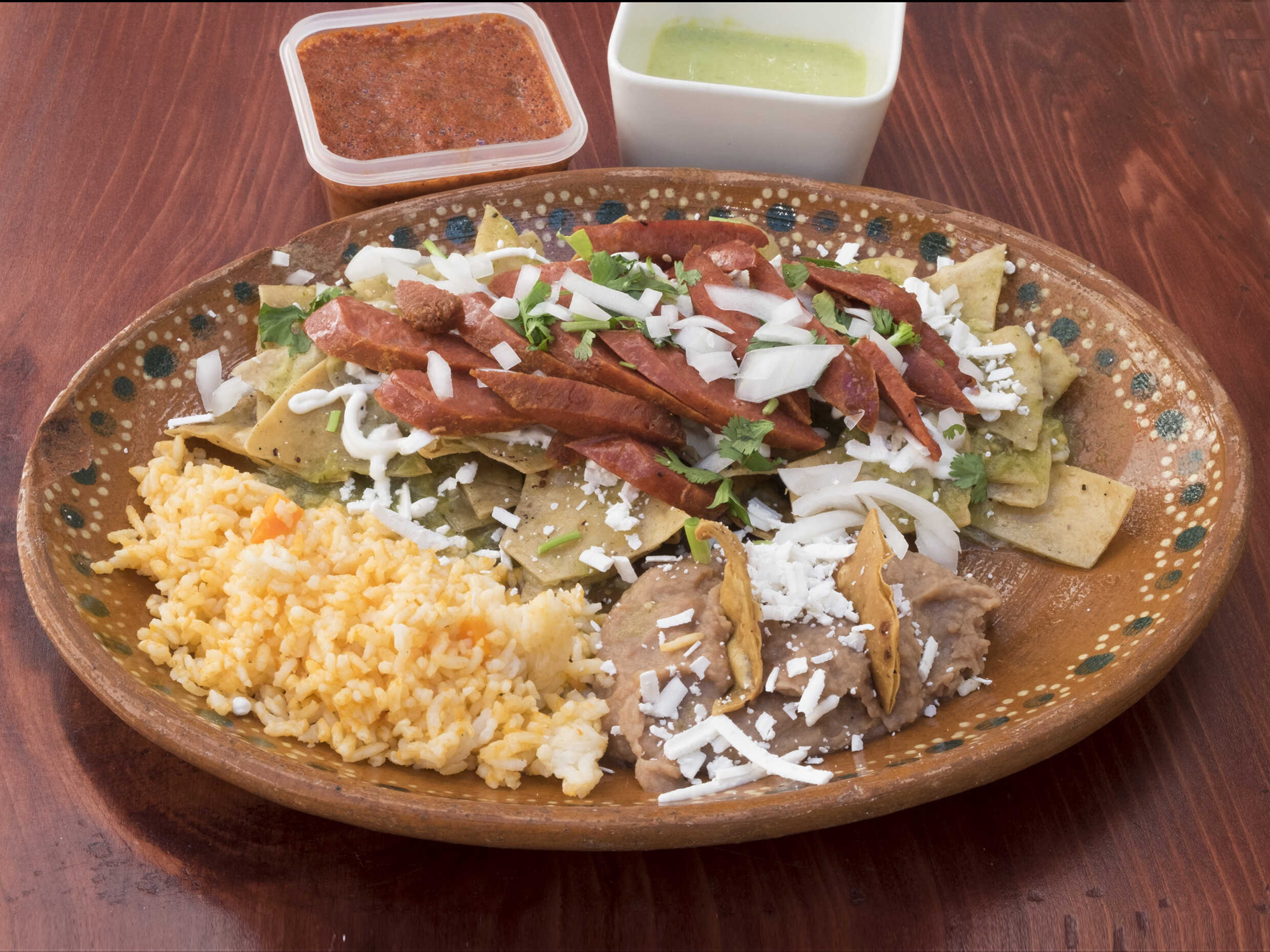 Chilaquiles verdes con chorizo para asar