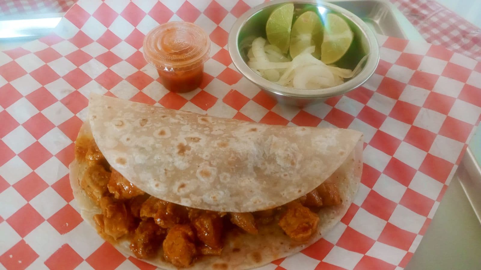 Taco de Pierna en Salsa Roja