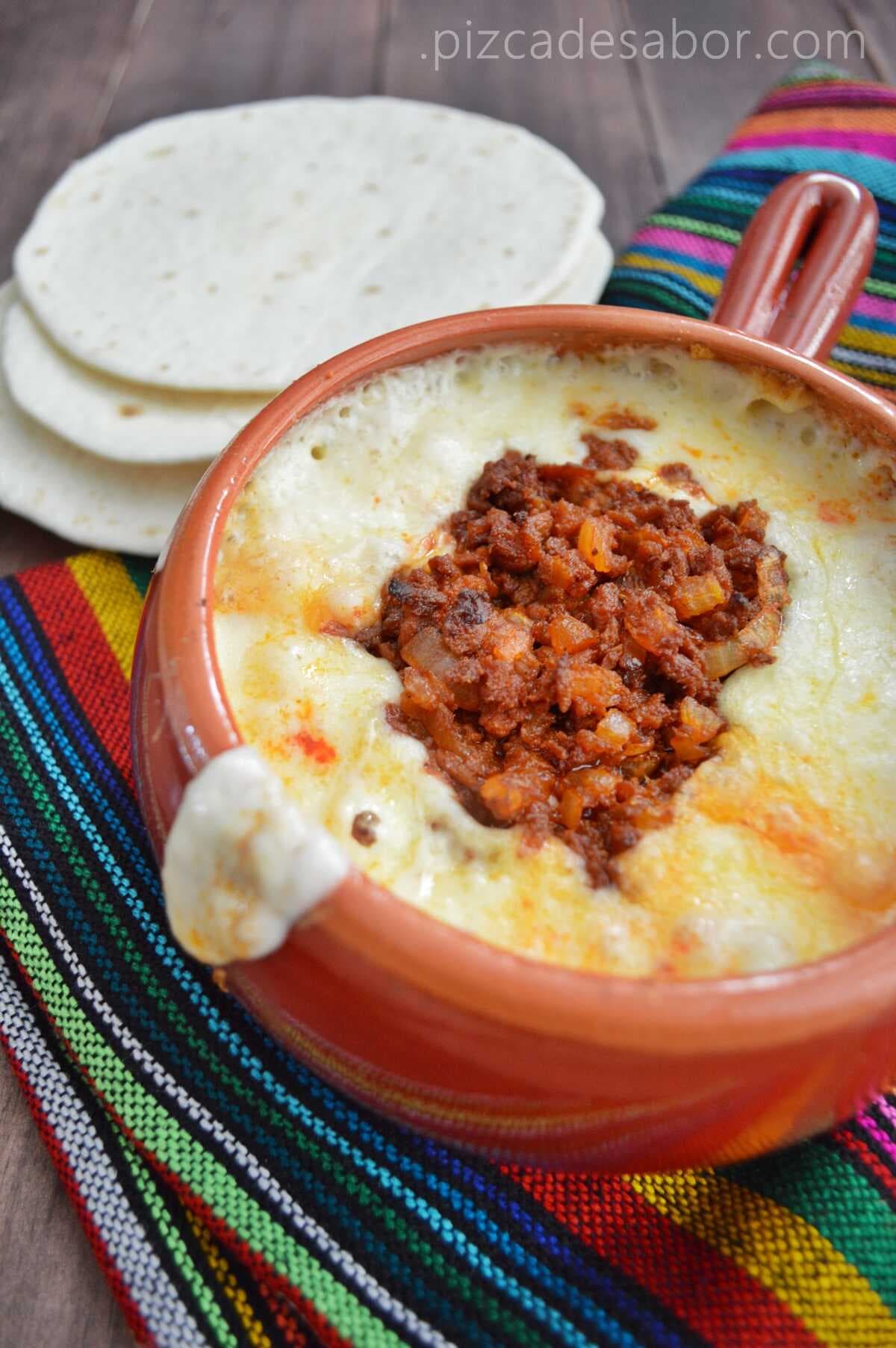 Queso Fundido con Chorizo