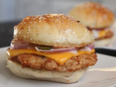 Hamburguesa de Pollo y Papas a la Francesa