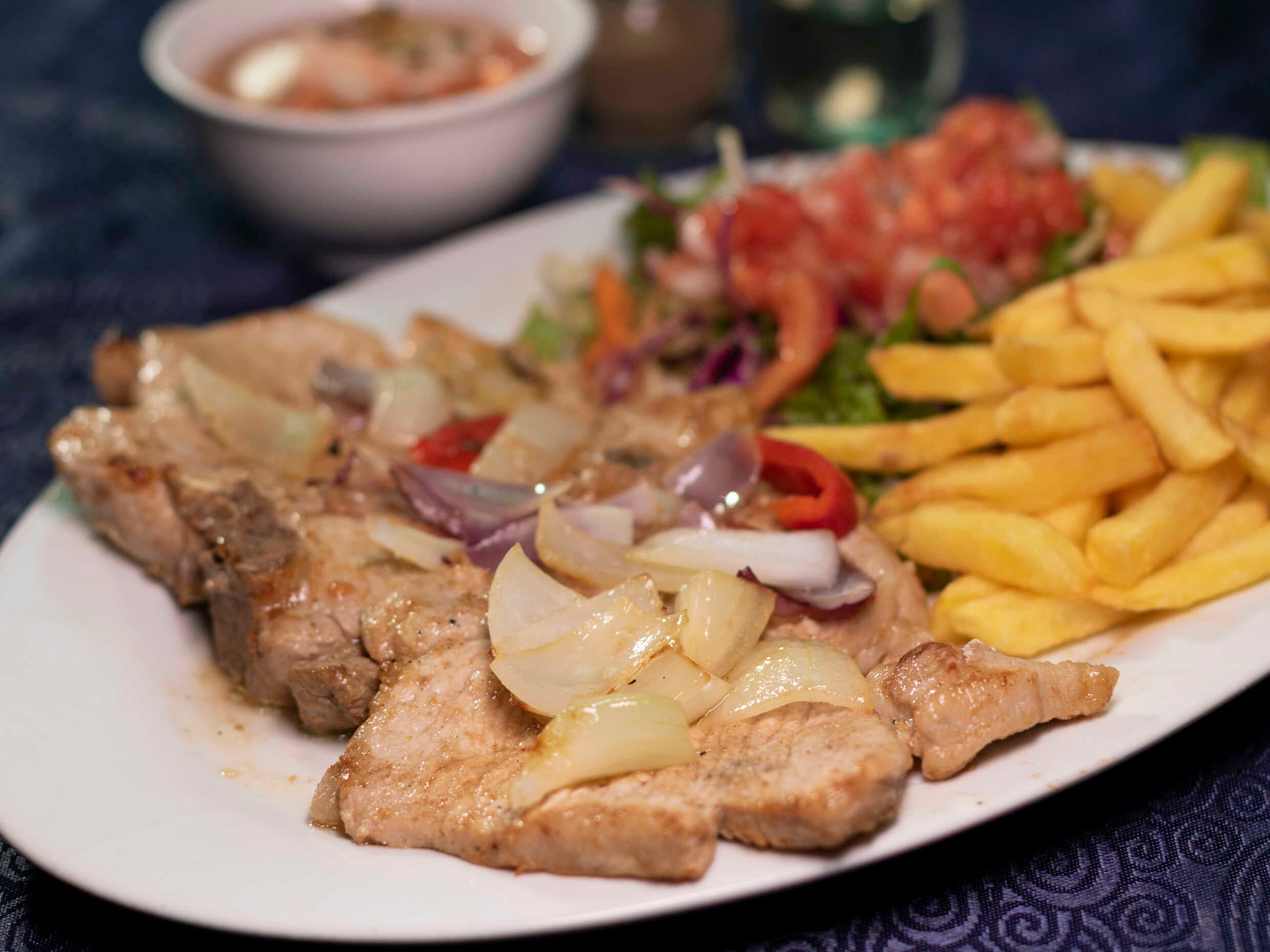 Chuletas de Cerdo con Papas y Ensalada