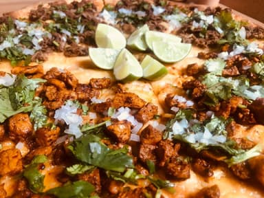 Pizza Mitad Pastor y Mitad Birria