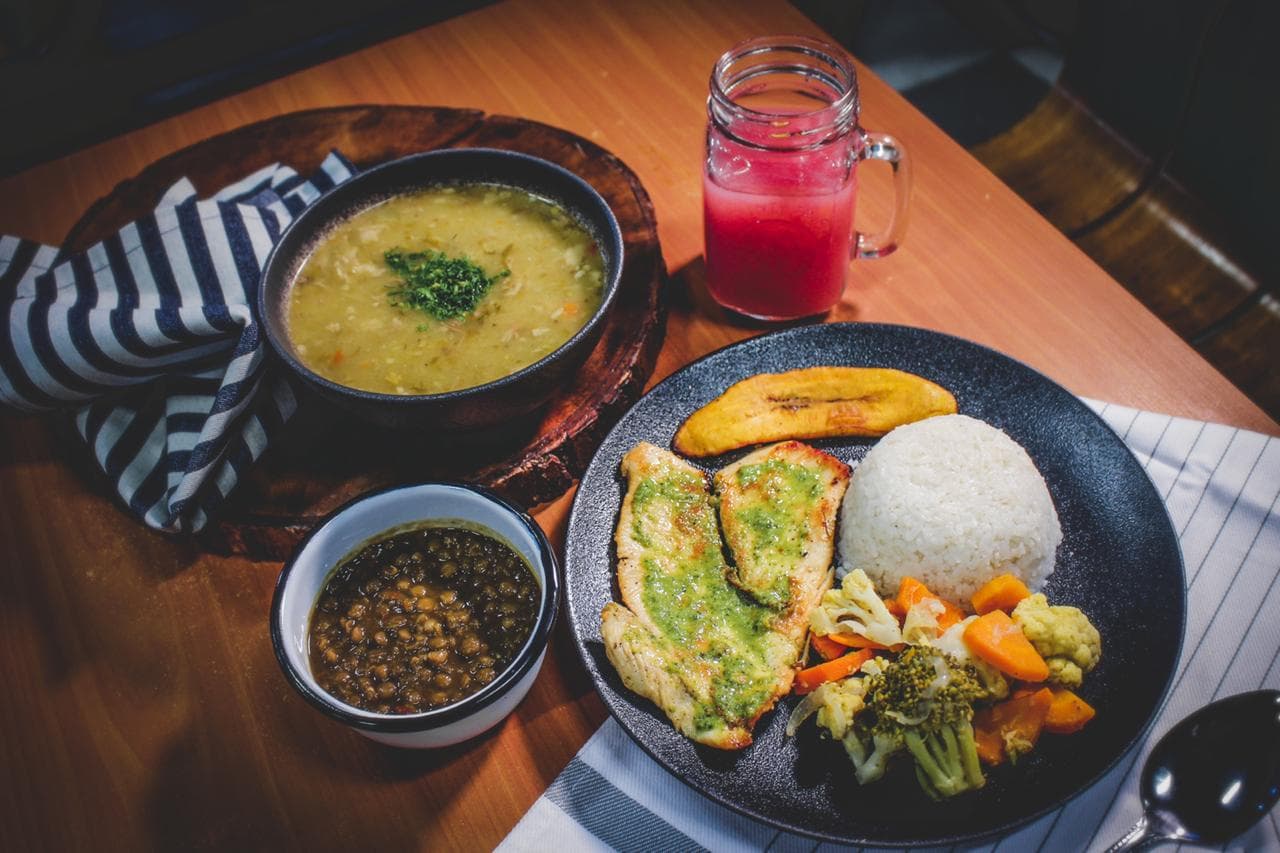 Combo Bandeja Pechuga Asada + Sopa + Jugo del Día