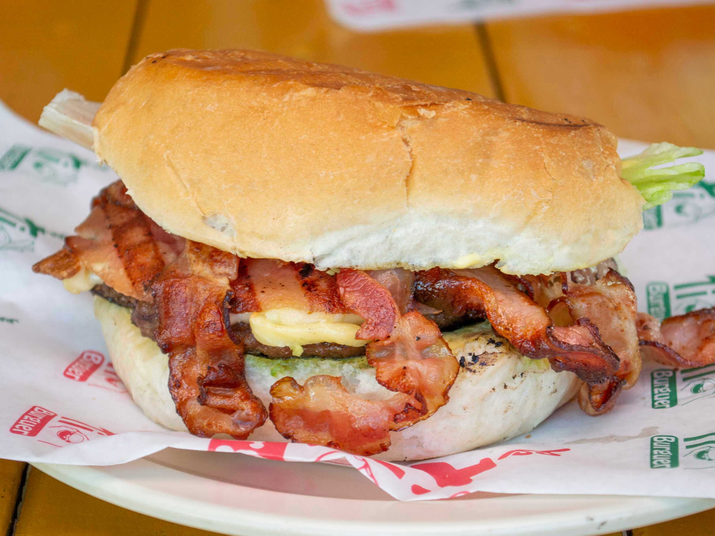 Hamburguesa con Tocino + Papas a la Francesa