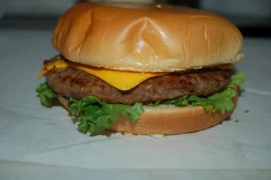 3 Hamburguesas Clásicas + Papas Gratis