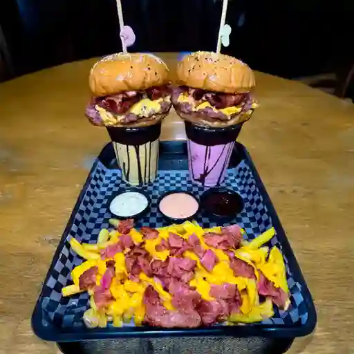 2 Hamburguesas + 2 malteadas de chocolate + Papas