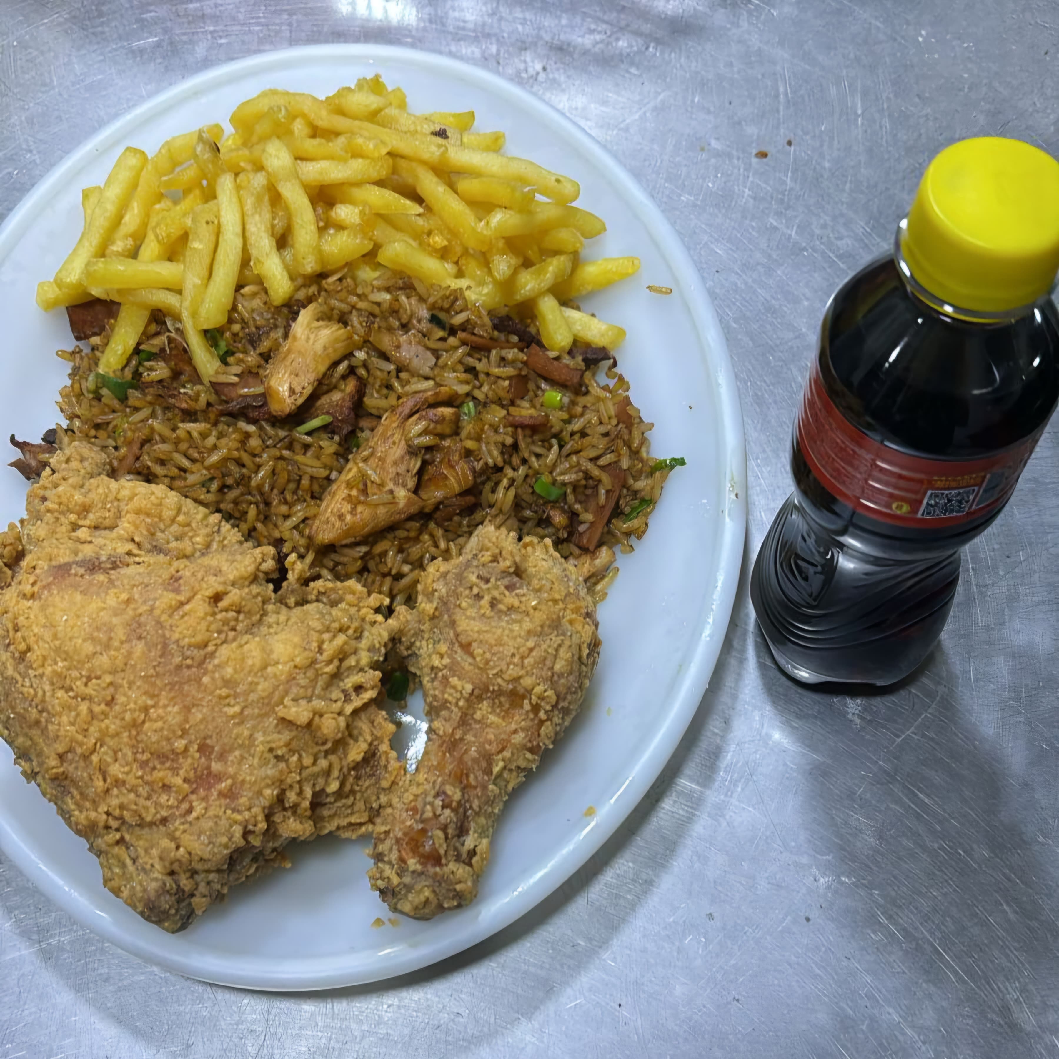 Arroz cantoné + pollo frito+papas + refresco