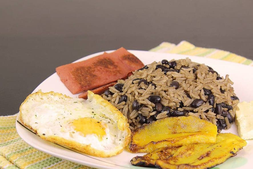 Pinto + Salchichón + Huevo + Maduro