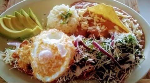 Chilaquiles Rojos con Carne Asada y Huevo
