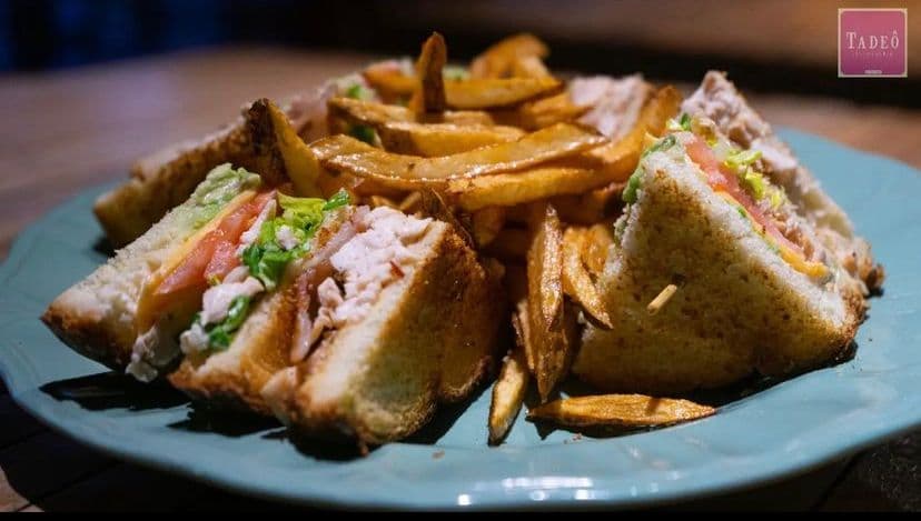 Club Sandwich acompañado de papas fritas