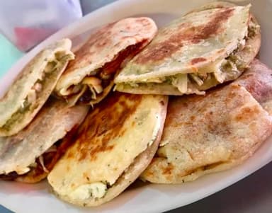 Gordita de Mole Verde con pollo