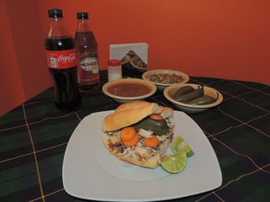 Torta surtida de carnitas