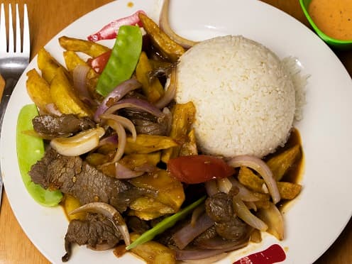 Pollo Saltado y Arroz