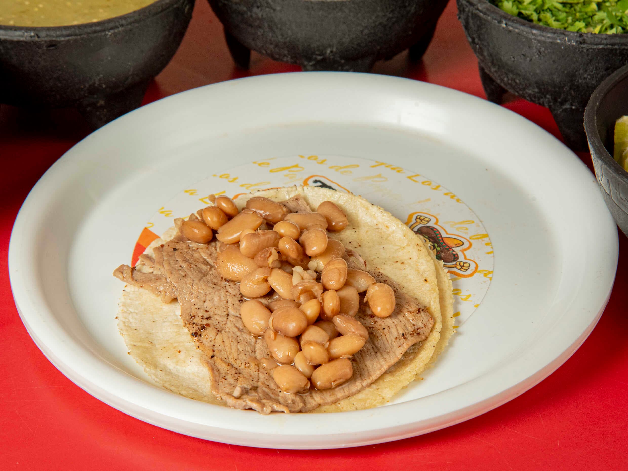 Taco de Adobada con Frijol