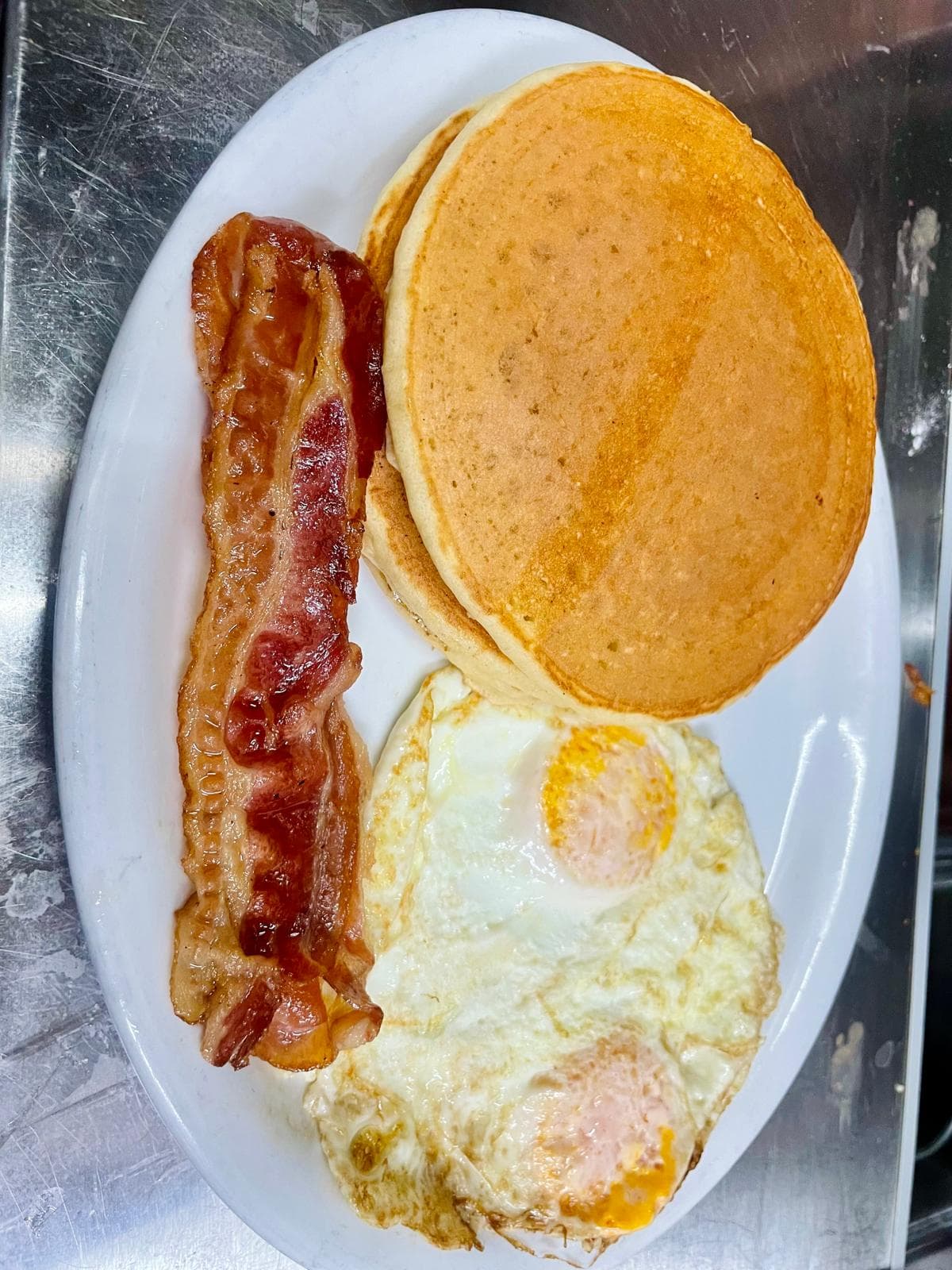 Hot Cake con Tocino y Huevo+Bebida Free