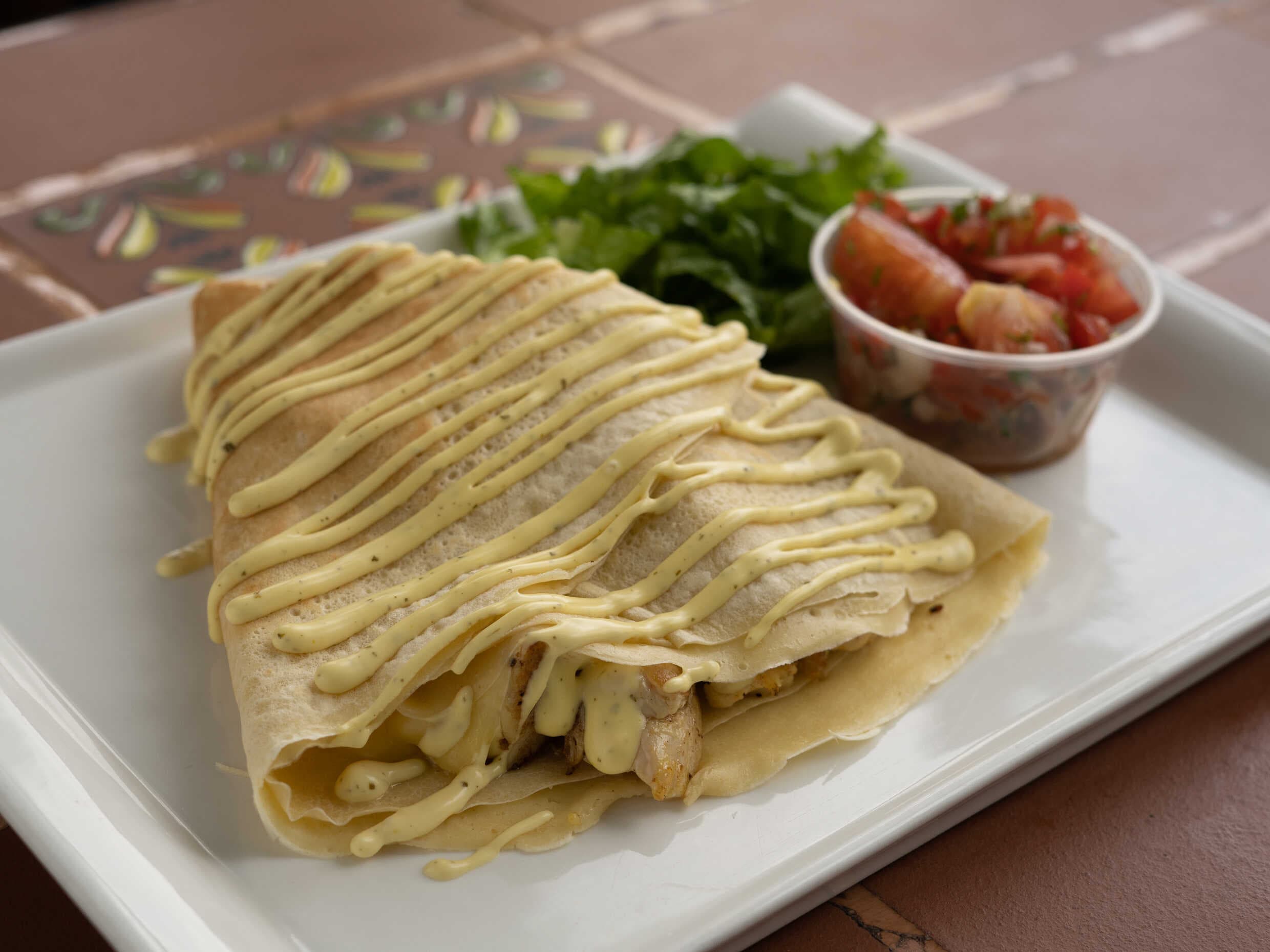 Crepa de Jamón y Queso Mozzarella con Ensalada