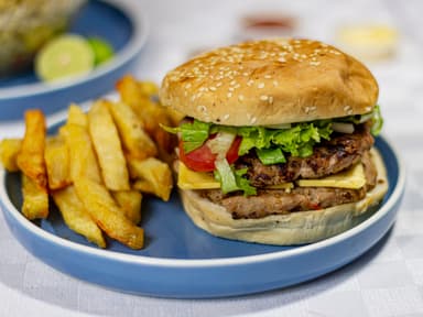 Hamburguesa de doble carne con papas
