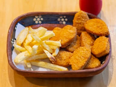 Nuggets con papas a la francesa