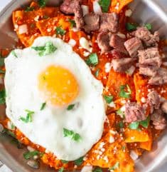 Orden de Chilaquiles con Asada y Dos Huevos