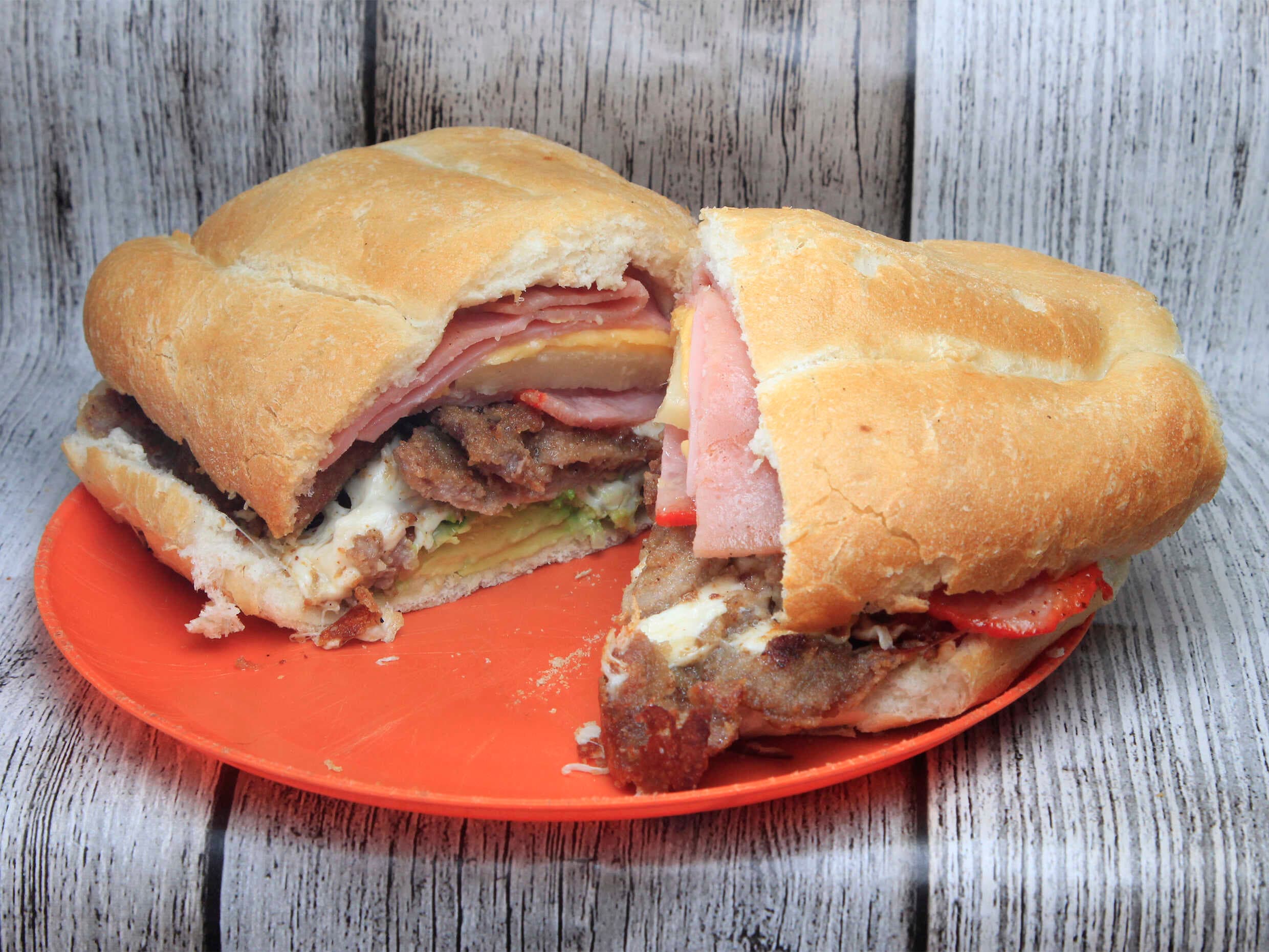 Torta hawaiana con milanesa (guacharo)