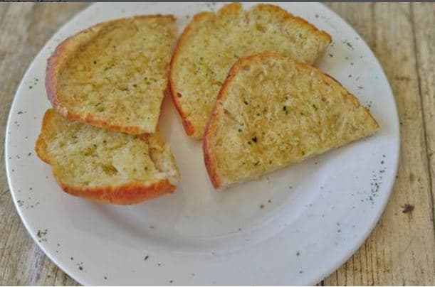 Pan con mantequilla de ajo