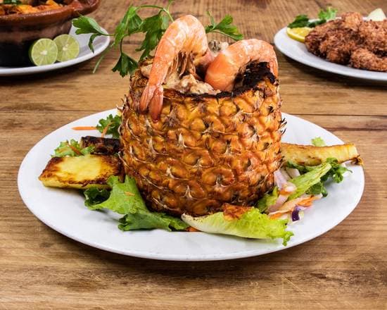 Piña Rellena de Camarón