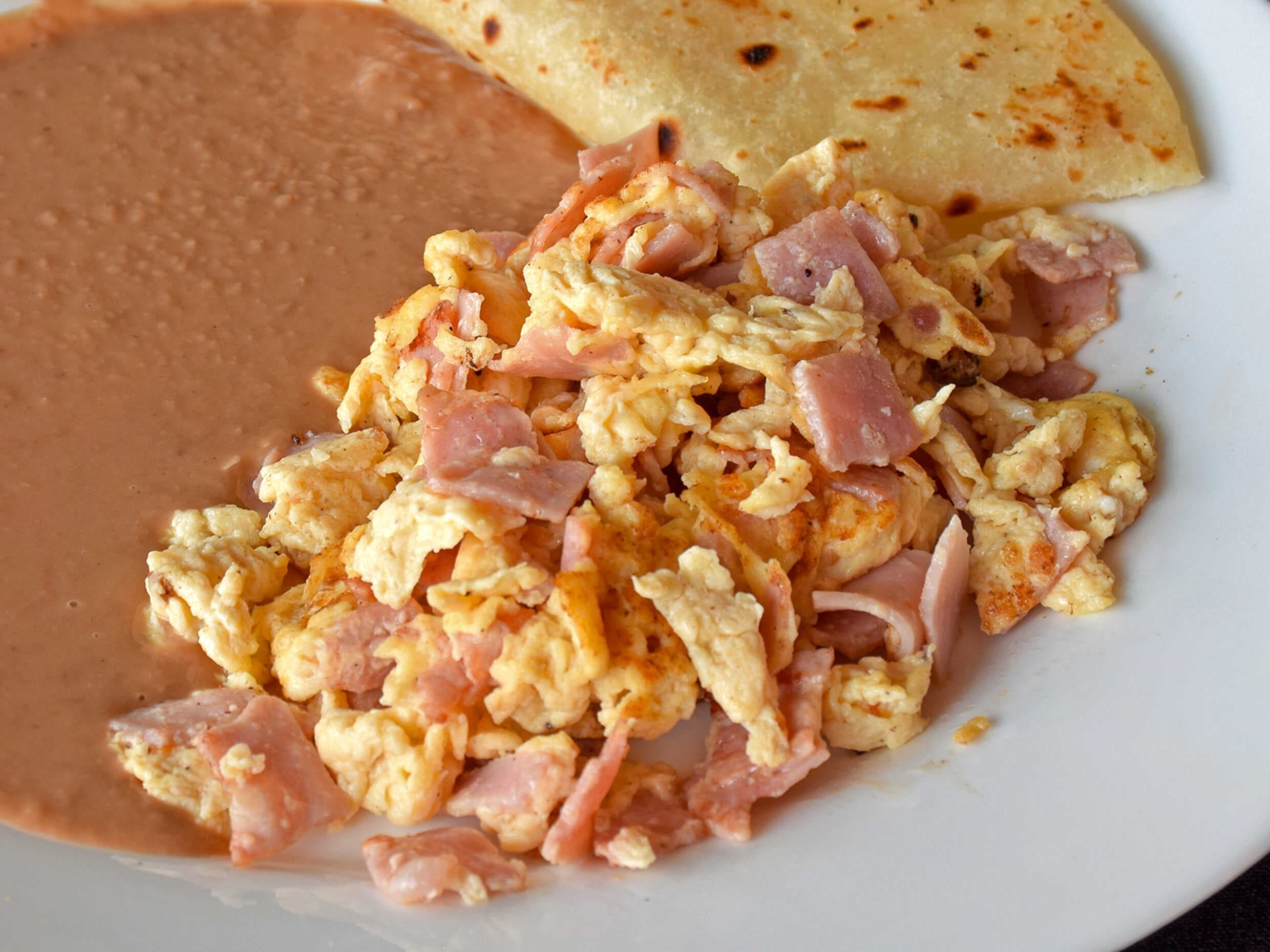 Huevos Revueltos + Licuado