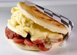 Arepa Rellena con Una Sabrosa Salchicha RANCHERA