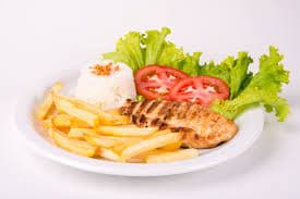 Filete Pechuga De Pollo Frita con Papas y Ensalada