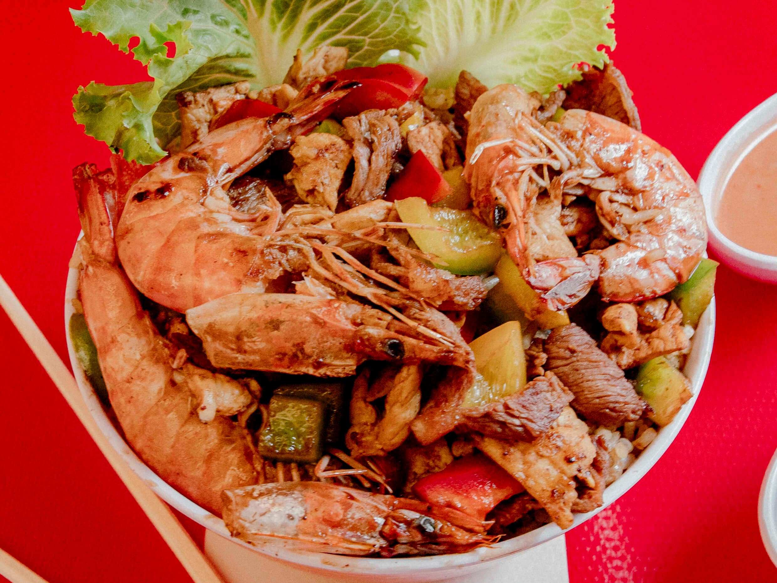 Yakimeshi Mixto (carne, pollo y camarón)