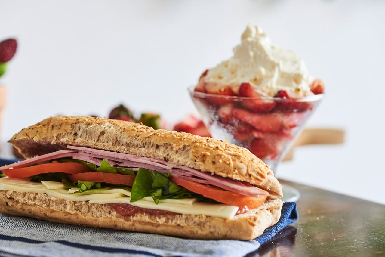 Como Sandwich Jamon 24cm +Fresas con Crema +Batido