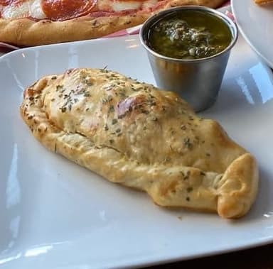 Empanada Argentina Rellena de Camaron y Queso