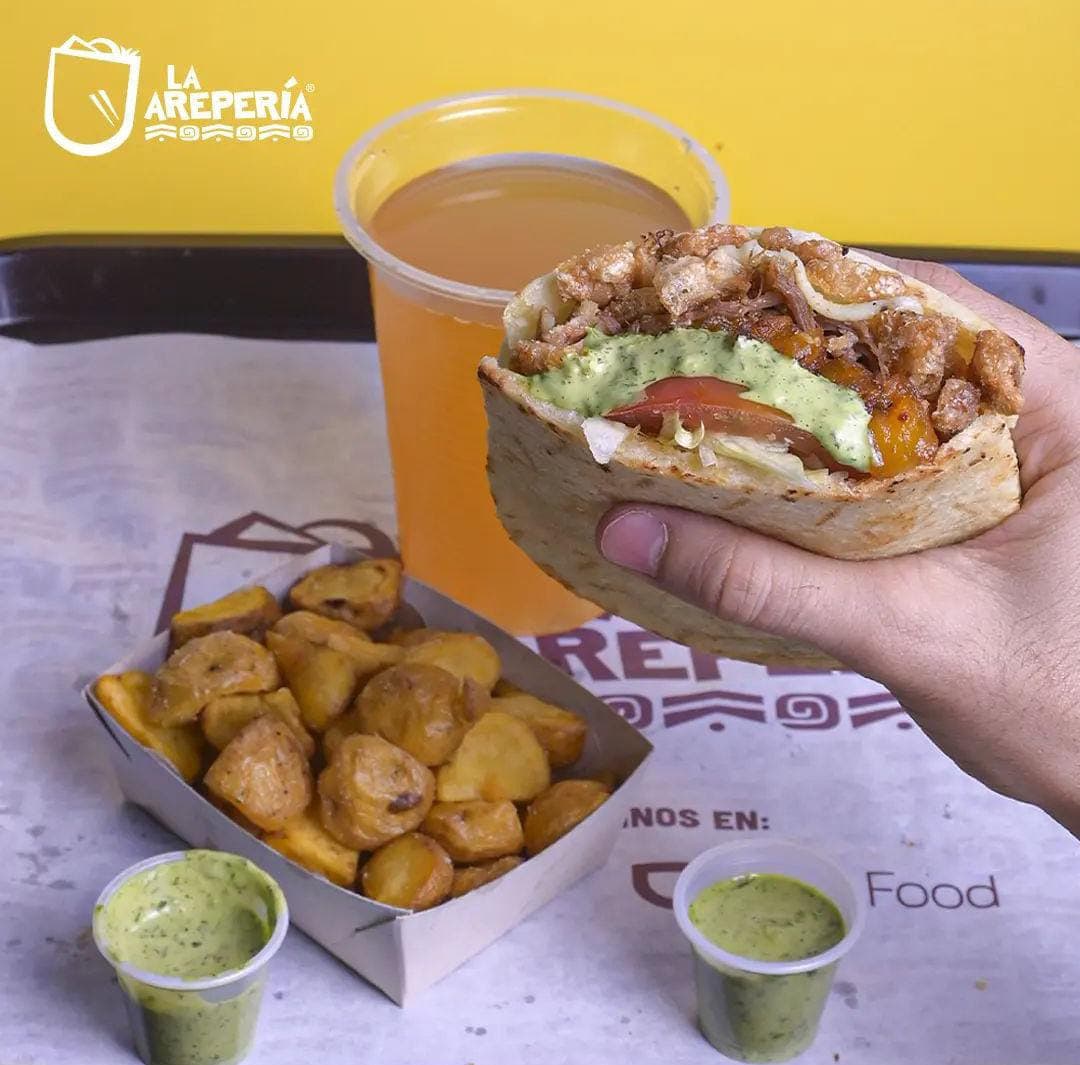 Combo Arepa con Todo + papas + bebida
