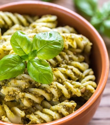 FUSILLI AL PESTO DE ALBAHACA.