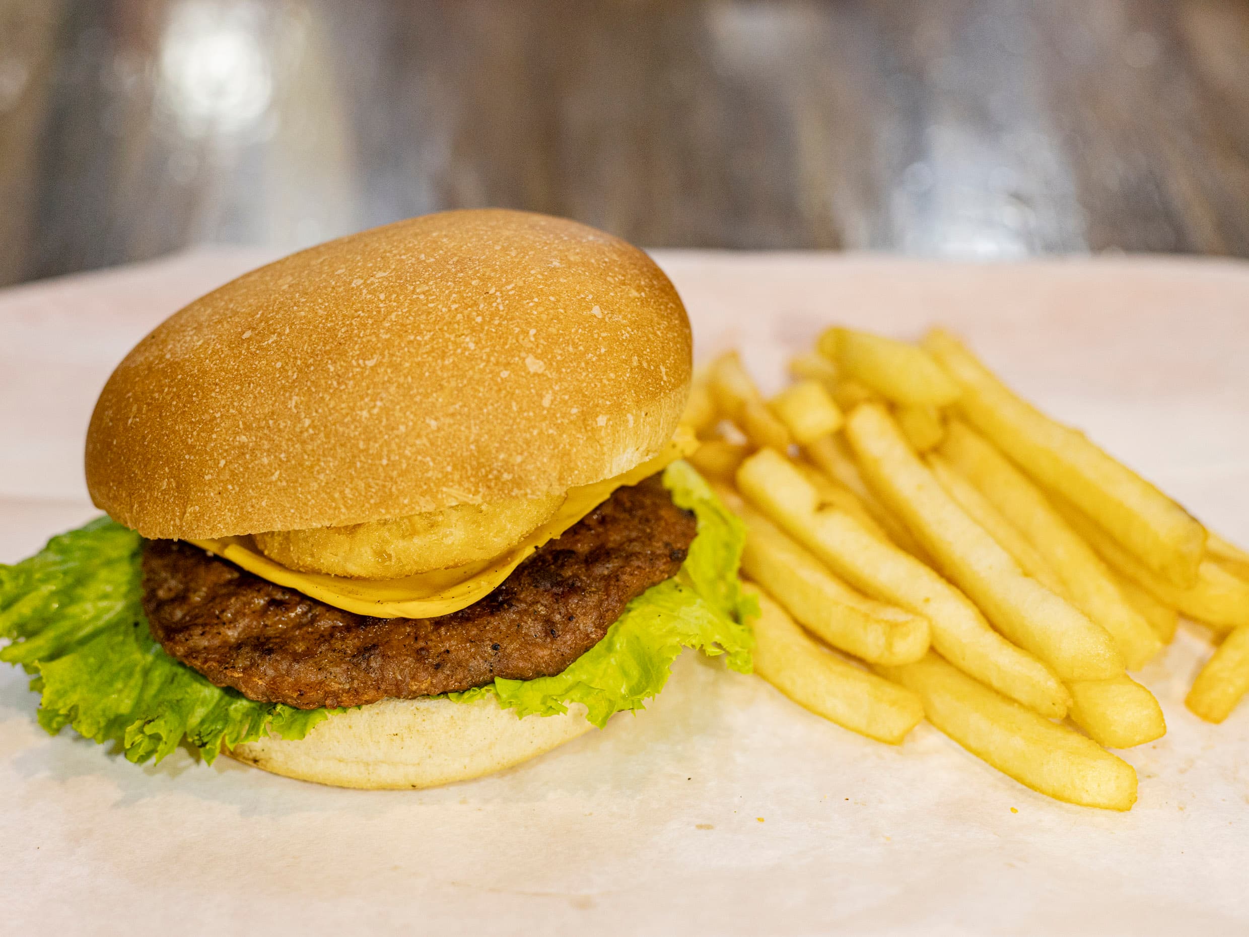 Hamburguesa del dia BBQ con  Papas