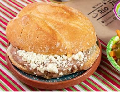 Torta de Frijoles con Queso