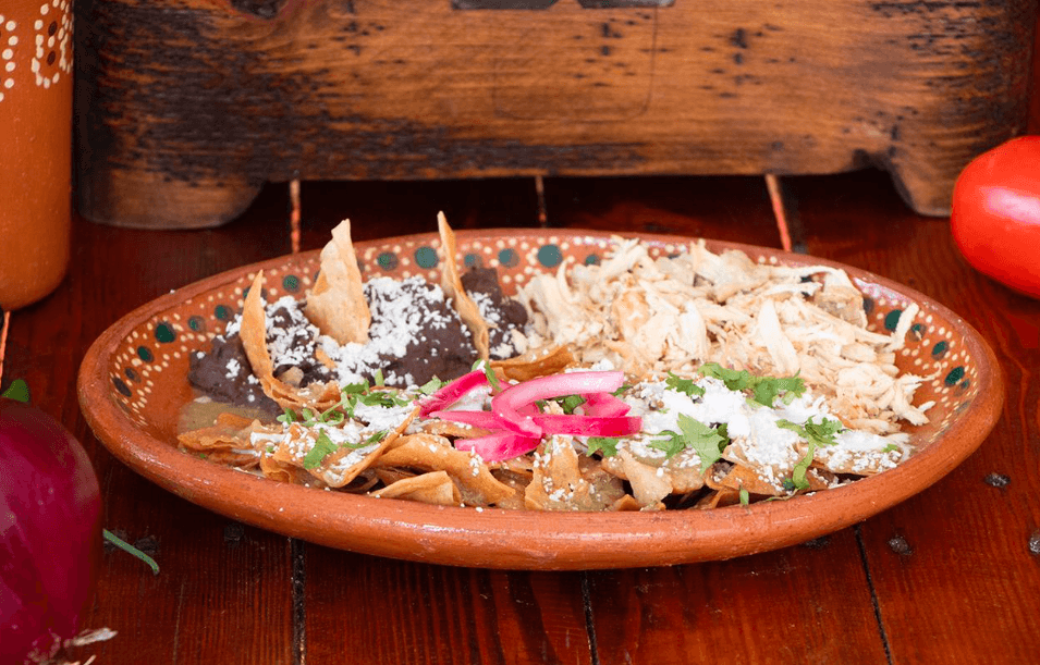 Chilaquiles verdes con pollo desmenuzado