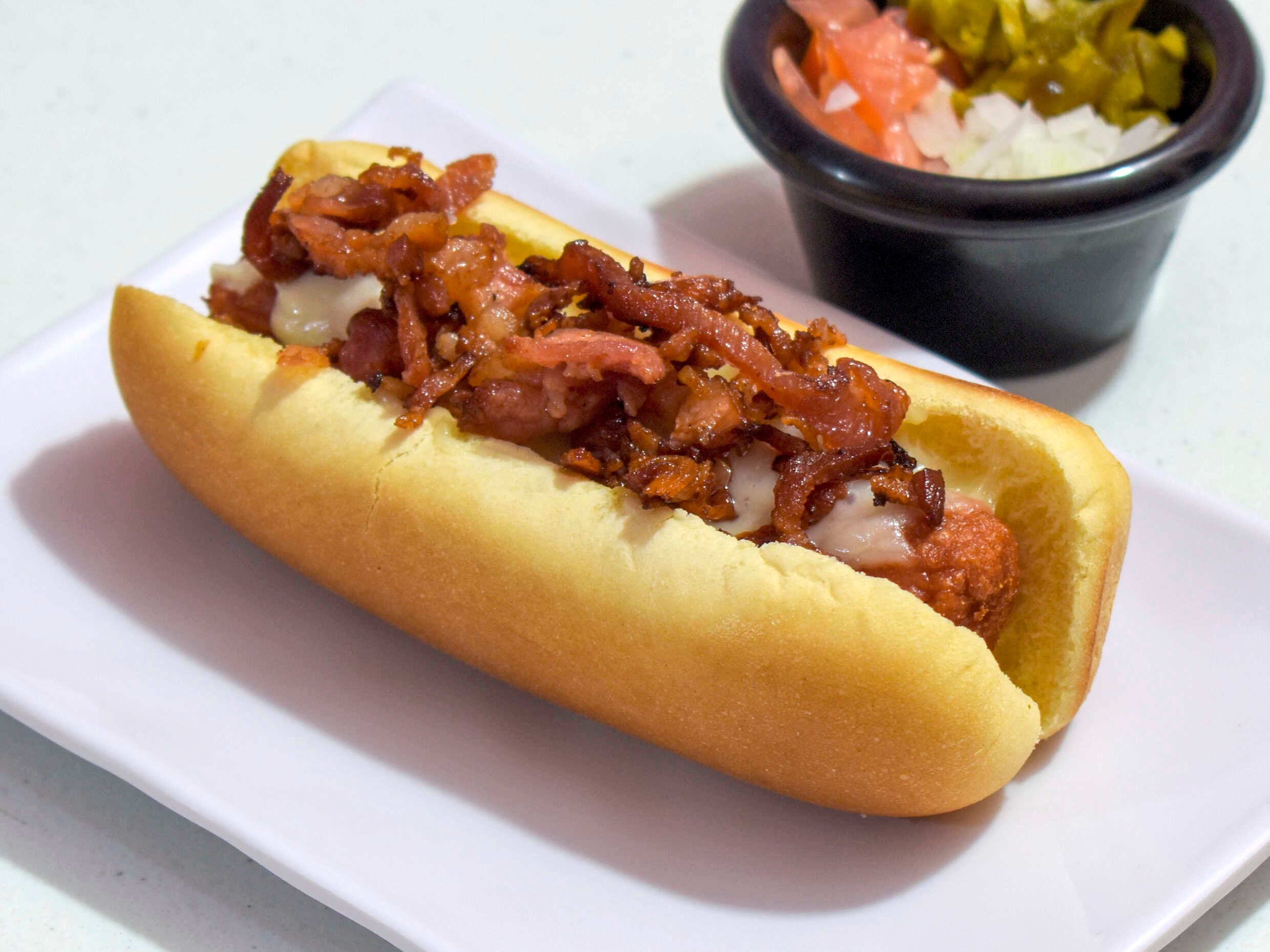 Hot Dog Tocino + Hot Dog Chori Queso