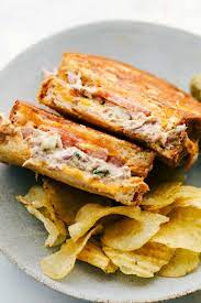 2 Sandwich Tuna Melt + 2 Papas Fritas