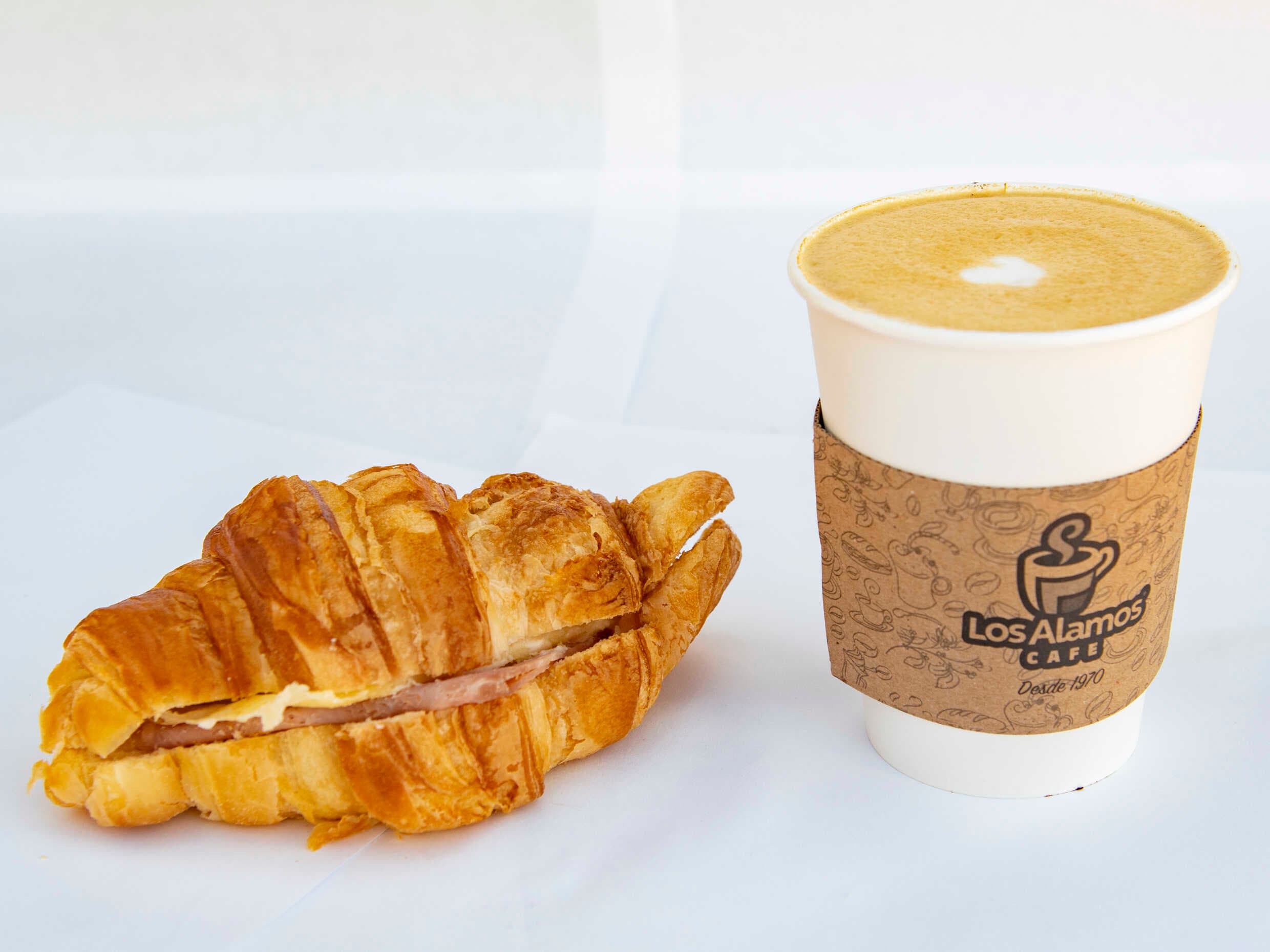 Ind Capuccino Rocas + Croissant Jalapeño