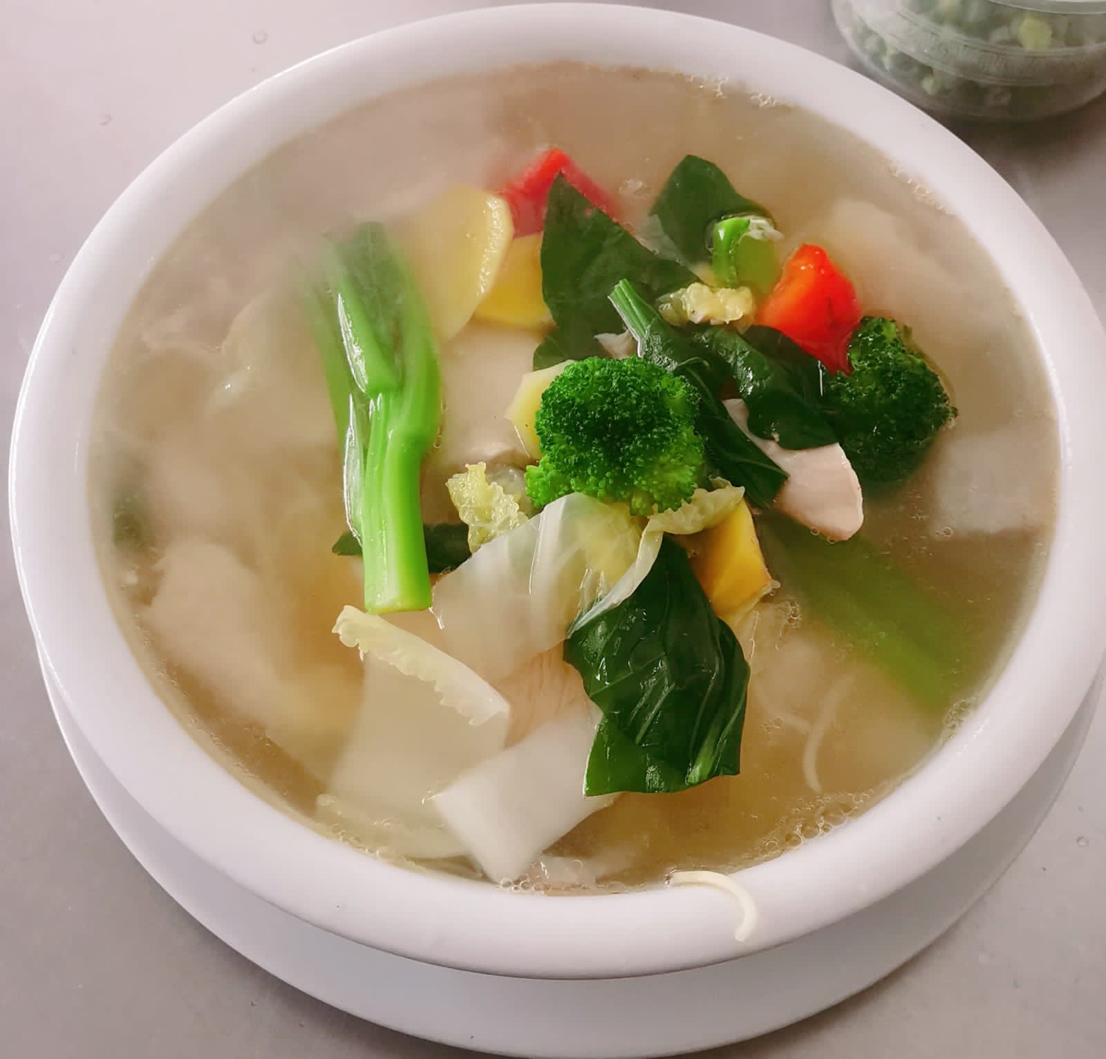 Sopa Wantán de Pollo con Verduras