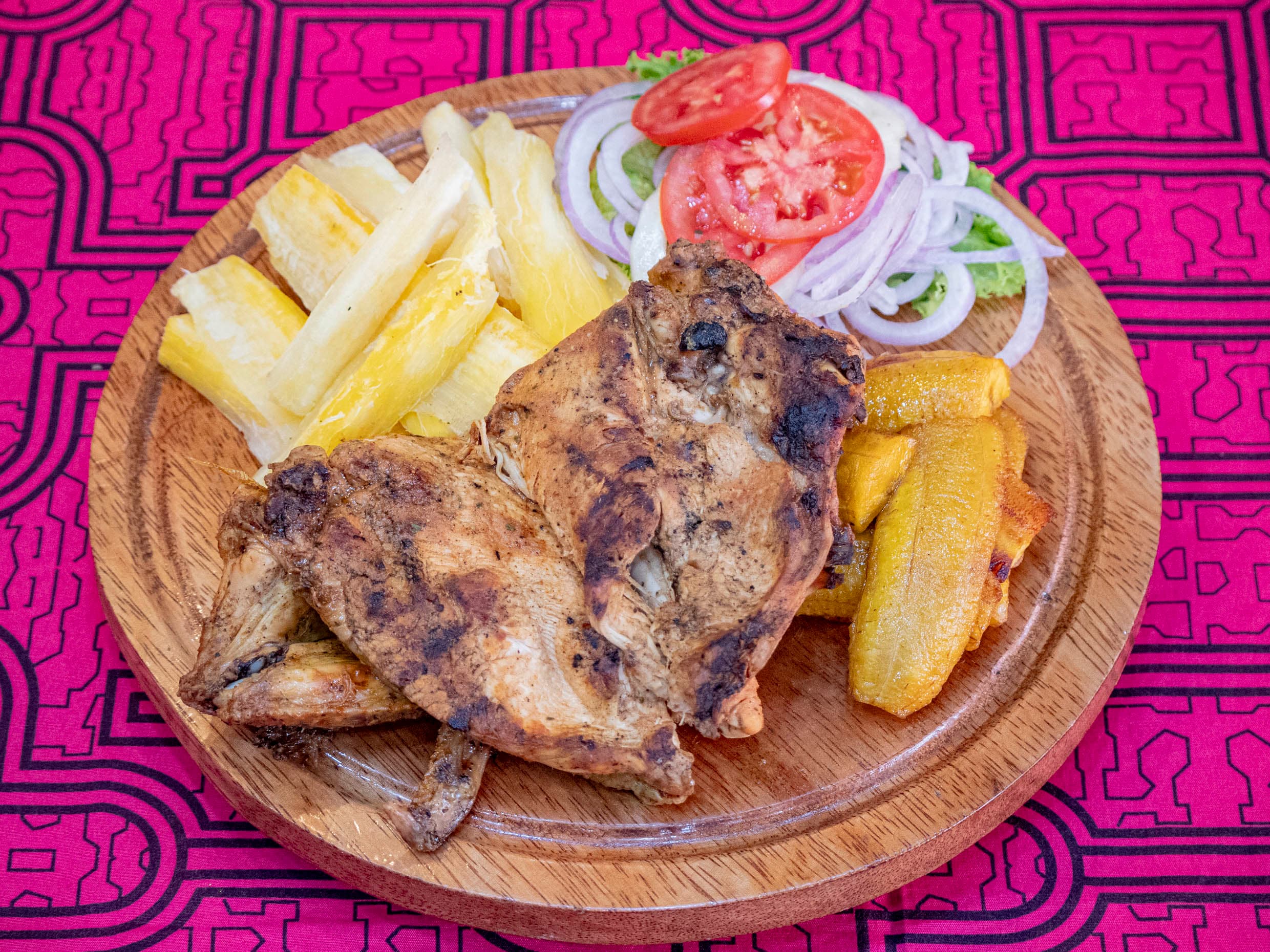 1/4 de pollo canga con yuca y ensalada