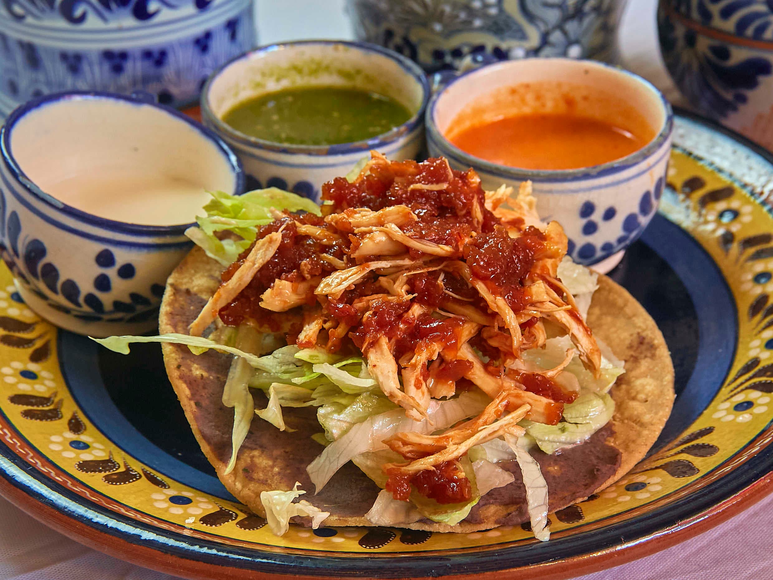Tostada de tinga con carne de res